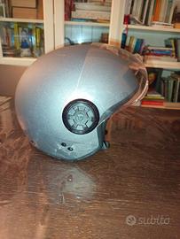 Casco grigio con visiera