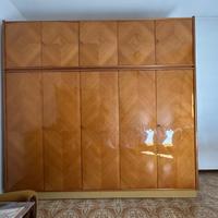 Grande armadio vintage in legno