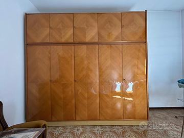 Grande armadio vintage in legno