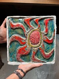 Piastrella in Ceramica Colorata con Sole Rosso