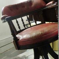 Poltrona girevole in mogano