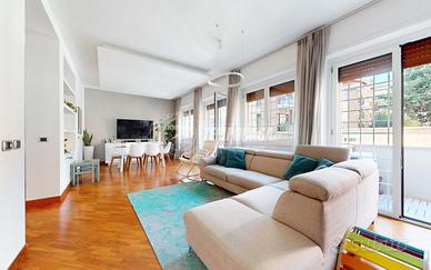 Luminoso appartamento con terrazzo, finemente Rist