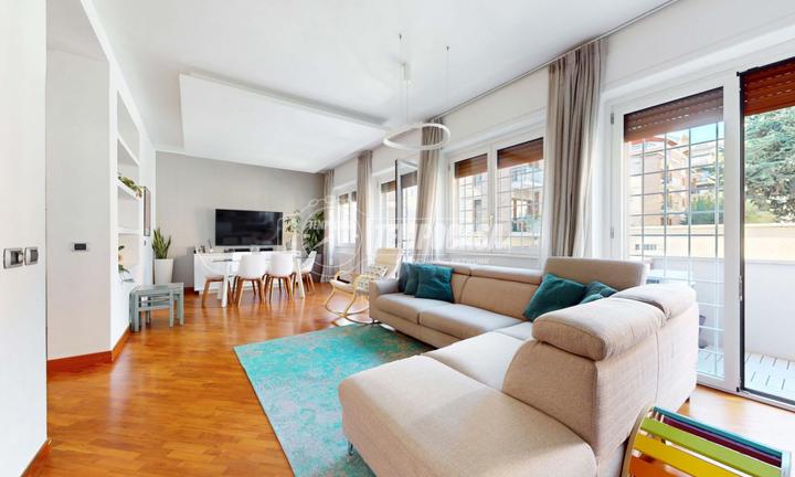 Luminoso appartamento con terrazzo, finemente Rist