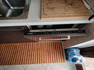Cucina con elettrodomestici