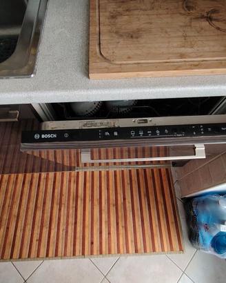 Cucina con elettrodomestici