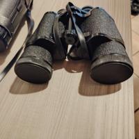binocolo intero nuovo tenuto nella sua custodia