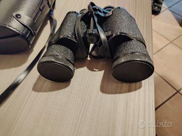 binocolo intero nuovo tenuto nella sua custodia