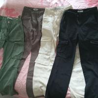 Quattro pantaloni cargo donna con tasche laterali.