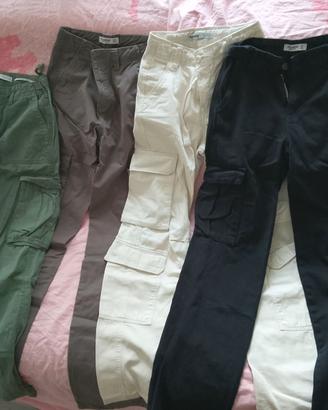 Quattro pantaloni cargo donna con tasche laterali.