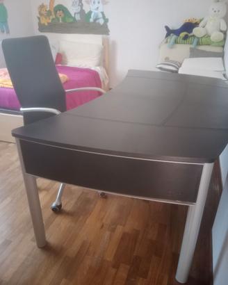 Scrivania e sedia cuoio