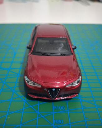 modellino alfa romeo giulia burago 1/43