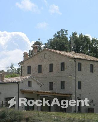 CASALE E B&B CON RISTORANTE E TERRENO