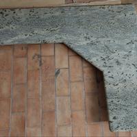 Mensola sagomata in marmo granito