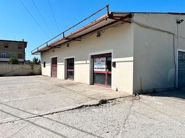 Capannone fronte strada