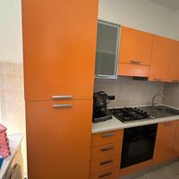 Cucina con fuochi, frigorifero e forno