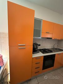 Cucina con fuochi, frigorifero e forno