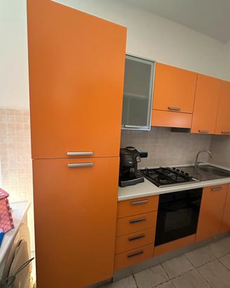 Cucina con fuochi, frigorifero e forno