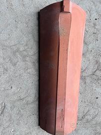 tegola di colmo angolare (tegola di displuvio)