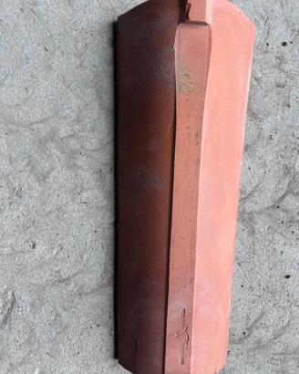 tegola di colmo angolare (tegola di displuvio)