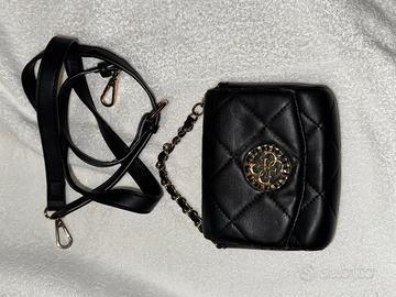 Borsa mini GUESS nera trapuntata con tracolla