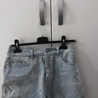 Pantaloncini corto di jeans.