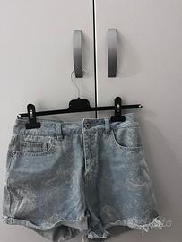 Pantaloncini corto di jeans.