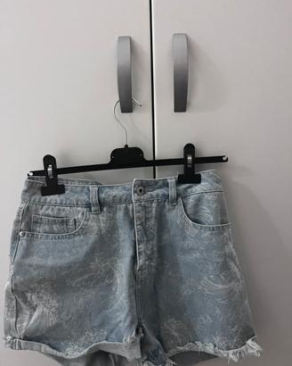 Pantaloncini corto di jeans.