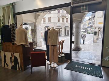 Negozio di abbigliamento e intimo