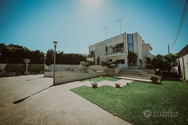 Paradiso elegante villa con ampio giardino