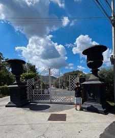 Coppia Monumentale di Vasi