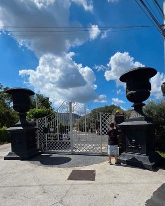 Coppia Monumentale di Vasi