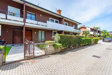 VILLA A SCHIERA A ARESE