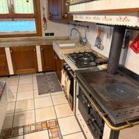 Cucina con top di vero marmo in arte povera