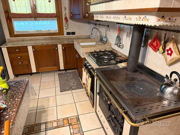 Cucina con top di vero marmo in arte povera