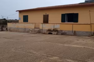 Abitazione singola più fabbricati trattativa riser