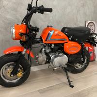 Motociclo Zeths tipo Honda Monkey.