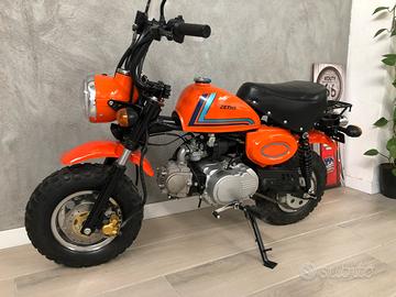 Motociclo Zeths tipo Honda Monkey.