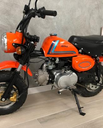 Motociclo Zeths tipo Honda Monkey.