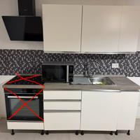 Cucina con cappa, lavastoviglie e microonde