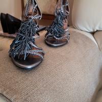 scarpe  nuove argento scuro con frange in camoscio