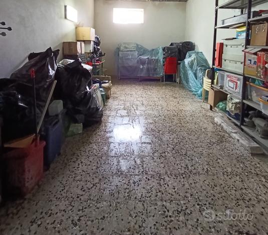 Garage 25 m2 dotato di ampia finestra , bagno