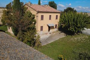 Vendiamo casa colonica