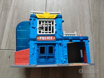 base della polizia e Super Things con veicoli