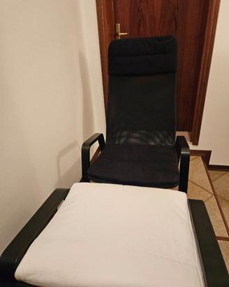 Sedia con poggiapiedi di color nero