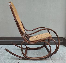 Antica sedia a dondolo in stile thonet