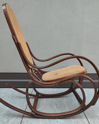 Antica sedia a dondolo in stile thonet