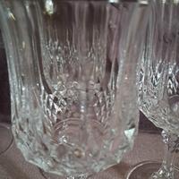 Sei bicchieri di vetro lavorato. 