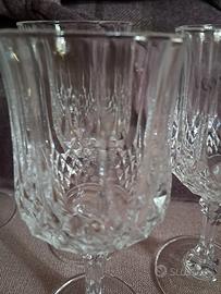 Sei bicchieri di vetro lavorato. 