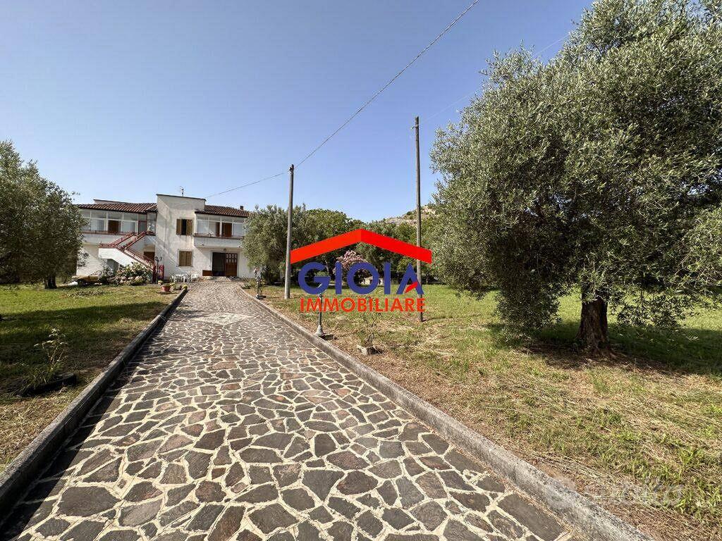 Villa di 680 m² con più di 5 locali e box auto a C - Vista 3