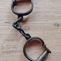 Antiche manette i ferro